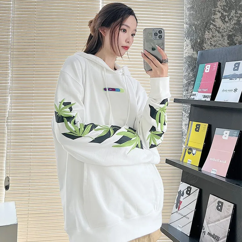 ♻️💯Refer to the model picture for the upper body❤️[New style] 22SS top version OFFWHITE OW lucky leaf embroidery print men and women couples the same trendy pure cotton loose autumn and winter hooded sweatshirt. This year's environmentally friendly series is indeed a bit interesting, all centered around plants. The combination of lucky leaves and arrows has a slightly fresh and artistic style. The front panel printing uses Tajima embroidery printing and superimposed embroidery technology, with a yellow background, a second layer of blue, and the last layer is purple OFF. The embroidery is raised and has a tactile feel. The arrows on the back are made using imported glue technology and then put on the embroidery machine. The printing is realistic and full. Ye Jing's expression is very obvious. Customized three-label auxiliary materials to perfectly restore ZP.  Color: black and white Size: XS-L P:430